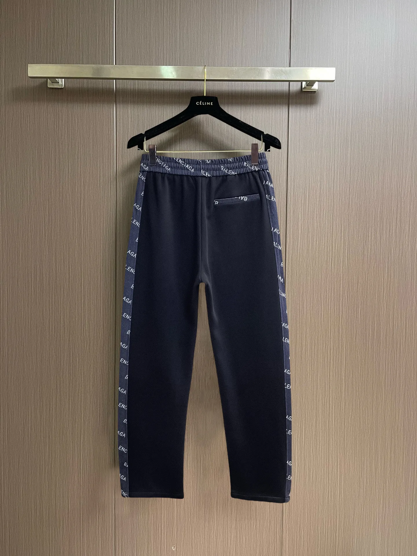 Balenciaga 🆕2026 Autumn and Winter New Arrival Casual Pants! The official website will be released simultaneously. Brand Classic LOGO casual pants, customized fabrics, excellent comfort and strong touch. Highly recognisable, perfect appearance and craftsmanship. Size:M-3XL